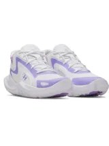 Championes de básquetbol Under Armour modelo Jet 25, con diseño de corte medio en color blanco con detalles en lila. Presentan una parte superior de materiales mixtos para mayor durabilidad y transpirabilidad, cuello acolchado para sujeción y entresuela Micro G para una amortiguación reactiva.