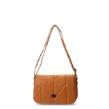 Cartera bandolera Las Oreiro color marrón, con diseño acolchado y costuras geométricas. Presenta una solapa frontal con un aplique metálico en forma de labios y correa larga ajustable.