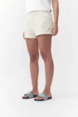 Short de felpa color crudo con cintura elástica y cordón ajustable, de corte relajado.