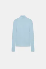 Jersey de punto con lana, color celeste, de cuello subido y manga larga, con diseño ajustado al cuerpo.