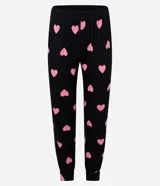 Conjunto de pijama largo confeccionado en rib, compuesto por una blusa de manga larga con botones y un pantalón con cintura elástica. Estampado de corazones.