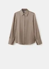 Camisa de poliéster con diseño a rayas en tonos tierra, cuello clásico y manga larga con puños anchos.
