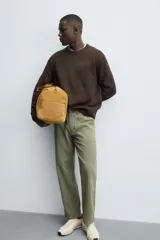 Jersey de corte regular fit confeccionado en una mezcla de lana y cashmere. Presenta cuello redondo, manga larga y acabados en rib en puños y bajo.