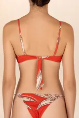 Top de bikini triángulo con estampado abstracto en tonos naranja, beige y marrón.