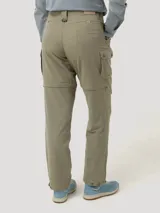 Pantalón cargo desmontable color verde sage, de corte recto y tiro medio. Cuenta con bolsillos laterales tipo cargo, cierre de botón y tecnología de tejido elástico con protección UV.