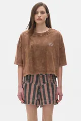 Remera corta color marrón con efecto gastado y logo bordado en el pecho.
