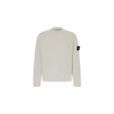 Sweater de punto color gris claro de la marca Stone Island, con cuello redondo, manga larga y el característico parche con el logo de la marca en la manga izquierda.