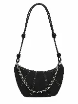 Bandolera curva de color negro con costuras blancas visibles, correa larga de cuerina con nudos decorativos y cadena metálica plateada al frente.