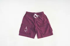 Bermuda negra confeccionada en nylon liviano, con cintura elastizada con cordón, bolsillos laterales y bolsillos cargo de perfil limpio.