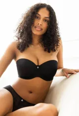 Panty corte brazilian color beige, de encaje floral suave y elástico.