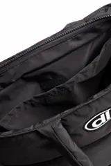 Bolso tipo shopper acolchado color negro, con diseño de cuadrícula. Posee dos asas de hombro y un parche ovalado con un logo estilizado en el frente.