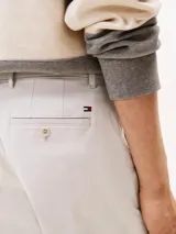 Pantalón chino Tommy Hilfiger modelo Denton de sarga de algodón, color gris claro, de corte recto, con cierre de cremallera y botón, bolsillos diagonales y traseros.