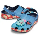 Zuecos Crocs Classic Clog inspirados en Disney Lilo & Stitch, de color celeste en la parte superior con estampado de Stitch y adornos Jibbitz exclusivos, y suela roja con estampado de hojas tropicales.