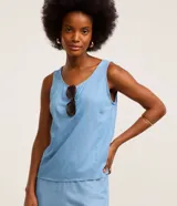 Blusa Marfinno sin mangas de jean color celeste, con cuello redondo y diseño liso.