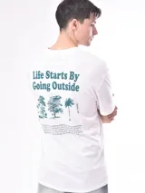 Remera blanca de algodón con cuello redondo y estampado pequeño en el pecho con la frase "Enjoy the simple pleasures".