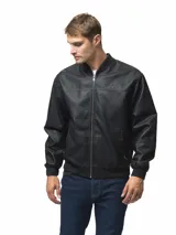 Campera tipo bomber de cuero sintético color negro, con cierre frontal completo, bolsillos laterales con cierre y puños, cuello y ruedo de tejido acanalado.