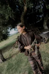 Campera tipo bomber color chocolate, con cierre frontal, cuello redondo tejido y mangas abullonadas.