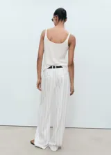 Top sin mangas de tejido de punto fino de lino, con cuello escotado y tirantes anchos, de diseño recto.