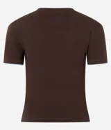 Remera de algodón ajustada al cuerpo, color marrón oscuro, con cuello redondo y ribete contrastante blanco en el cuello y los bordes de las mangas cortas.