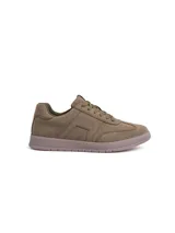 Championes urbanos modelo Mosca, confeccionados en ecogamuza color verde militar con cordones al tono y suela de goma liviana.