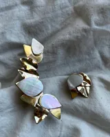 Aros trepadores hechos a mano en bronce o alpaca con incrustaciones de nácar.