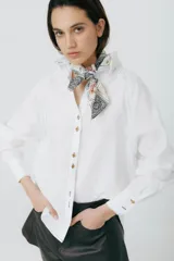 Pañuelo cuadrado de seda con estampado de motivos geométricos y florales en tonos blanco, negro, rojo y verde.