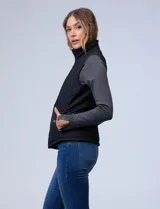 Chaleco negro capitoneado con abertura central con cierre, bolsillos delanteros con botones y forro de abrigo.