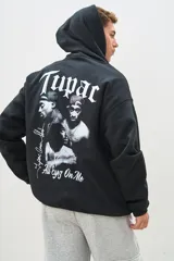 Canguro negro con capucha y estampado de Tupac en la espalda.