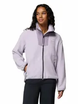 Campera polar Columbia modelo Sequoia Grove, color lila con detalles en tono más oscuro en la zona del cuello y cierre frontal. Presenta cuello alto, bolsillos laterales con cierre y ribetes elásticos en puños y dobladillo.