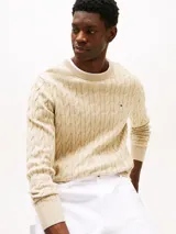 Sweater Tommy Hilfiger de punto trenzado color beige, con cuello redondo, mangas largas y puños y bajo de canalé. Incluye logo bordado en el pecho.