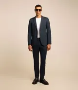 Pantalón de vestir super slim social color azul marino, con textura discreta, trabillas en la cintura, cierre de cremallera y botón, y bolsillos.