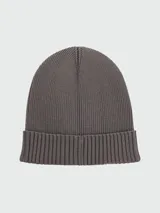 Gorro tipo beanie de lana en color gris, con diseño de punto acanalado y borde doblado.