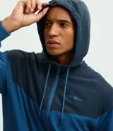 Campera deportiva Get Over con capucha y cierre frontal de cremallera. Presenta un diseño bicolor en tonos grises con estampa lettering en el pecho, bolsillos laterales, puños y bajo elásticos.