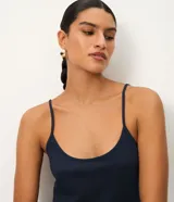 Musculosa básica azul marino de algodón peruano, con escote redondo y tirantes finos.