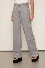 Pantalón de jean gris de tiro medio, corte recto y apliques brillantes.