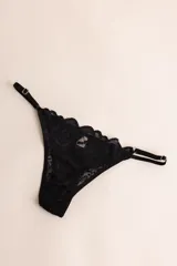 Bombacha de encaje negra con diseño ajustable y calce cómodo.