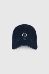 Gorra con visera de denim color azul oscuro, con bordado frontal en hilo blanco con las letras entrelazadas 'AB'.