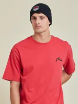 Remera blanca de manga corta con cuello redondo y un pequeño logo estampado en el pecho izquierdo.