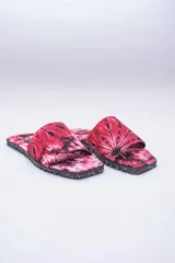 Sandalias veganas con capellada de algodón con estampado batik en tonos azules y suela de neumáticos reciclados.