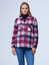 Camisa de tejido soft con estampado de cuadros en tonos rojizos y violetas. Presenta cuello camisero, cierre frontal con botones, mangas largas con presilla para regular el largo y dos bolsillos aplicados en el frente.