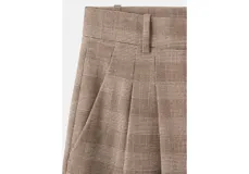 Pantalón de vestir tiro alto con diseño a cuadros, corte recto y amplio, con pinzas delanteras.