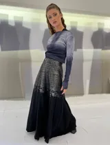 Buzo corto tejido en lana merino teñida artesanalmente, con puños con ojal para el pulgar.