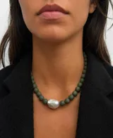 Collar de piedras volcánicas verdes con una perla de río natural en el centro.