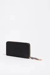 Billetera grande de nylon color negro con cierre perimetral de cremallera. Presenta un tirador de cordón bicolor con terminales metálicos y el logo de la marca estampado en dorado en el frente.