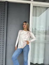 Sweater de punto fino con estampado floral grande en tonos beige y crema, de corte recto, cuello redondo y manga larga.