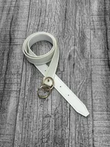 Cinto blanco de cuero sintético con doble hebilla circular dorada.