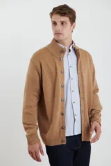 Cardigan de punto para hombre, con cuello alto acanalado y cierre frontal de botones. Presenta puños y bajo elásticos también acanalados.