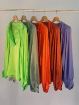 Camisa verde lima de viscosa con cuello clásico, mangas largas abullonadas y puños con botón.