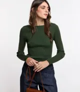 Blusa de punto color verde oscuro, de manga larga y corte ajustado, con escote bote (redondo y ancho).