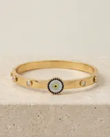 Esclava rígida de acero con baño de oro, presenta un diseño central de ojo turco rodeado de circonias multicolor y pequeñas circonias incrustadas a lo largo de la estructura.